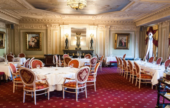 Зал в отеле для торжественных приемов