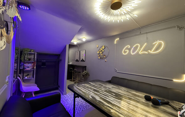 Белый лофт-зал с неоном