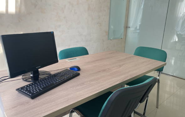 Небольшая светлая переговорная в гостинице