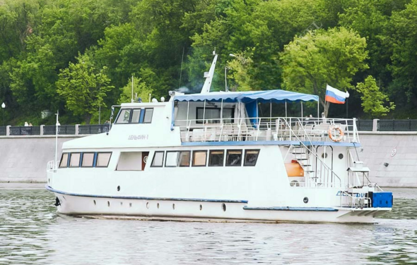 Двухпалубный прогулочный теплоход