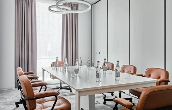 Светлая переговорная