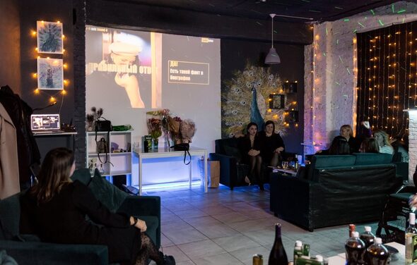 Уютный лофт-зал с караоке