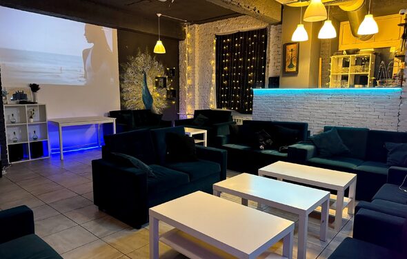 Уютный лофт-зал с караоке