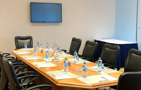 Просторная переговорная в отеле