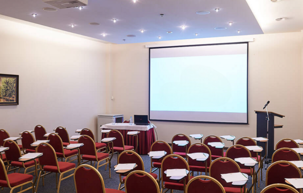 Зал для лекций и презентаций в отеле