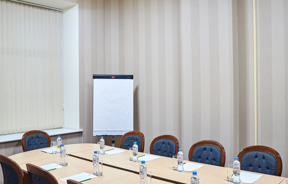 Светлая переговорная для совещаний