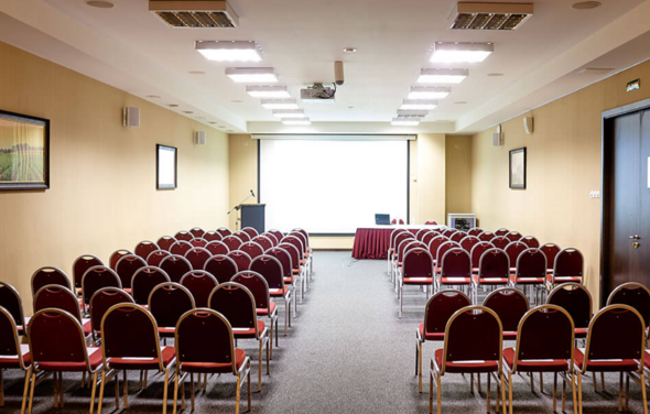 Светлый и просторный конференц-зал