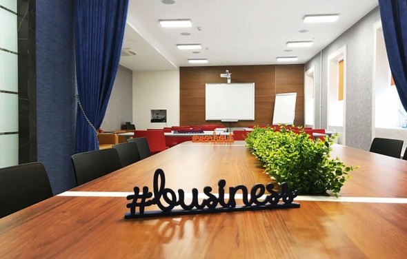 Светлый зал для переговоров