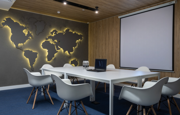 Современная переговорная комната в гостинице