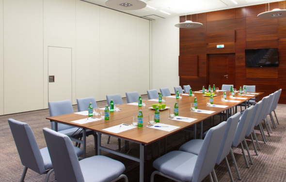 Просторный конференц-зал с высокими потолками