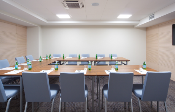 Небольшая переговорная в пастельных тонах