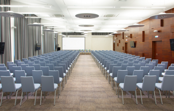 Светлый и оборудованый конференц-зал в отеле