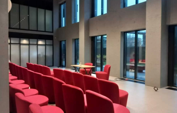 Просторный зал в отеле