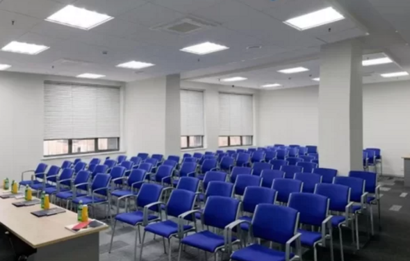 Конференц-зал с оборудованием