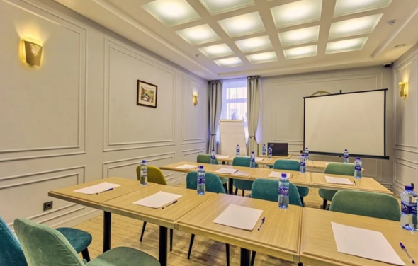 Светлый современный зал для деловых событий в отеле