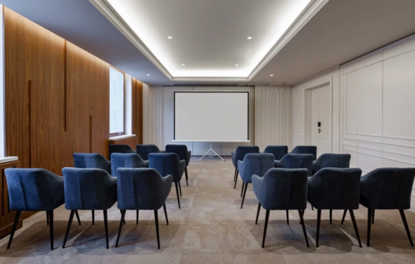 Конференц-зал в сдержанных тонах