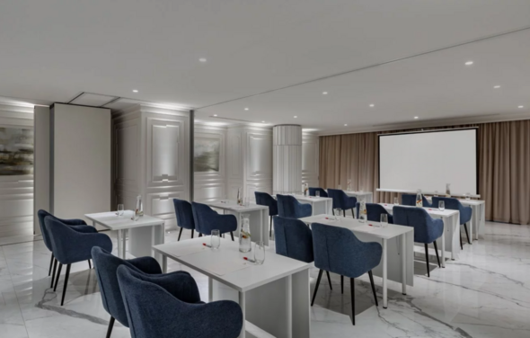 Конференц-зал со светлым интерьером