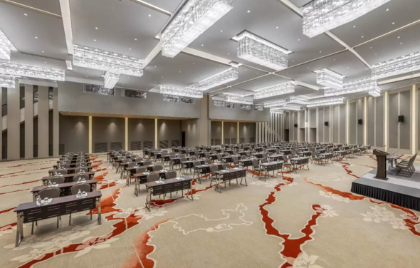 Soluxe Hotel Moscow Просторный зал с высокими потолками