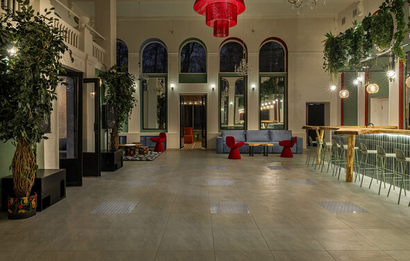 Просторный и светлый лофт с панорамным видом в парк