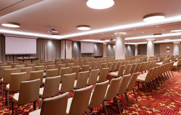 Просторный зал-трансформер