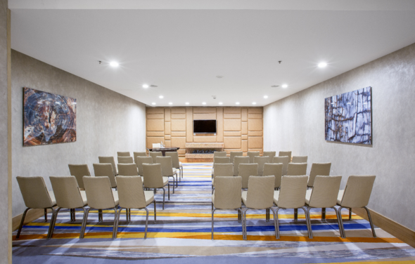 Многофунциональный зал с камином