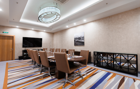 Переговорная с круглым столом