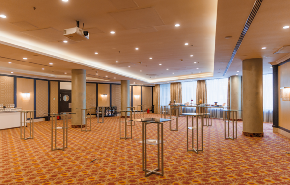 Стильный зал с большими окнами