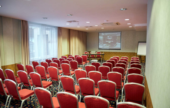 Светлый зал для деловых событий в отеле