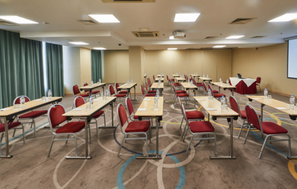 Зал для различных мероприятий с партами