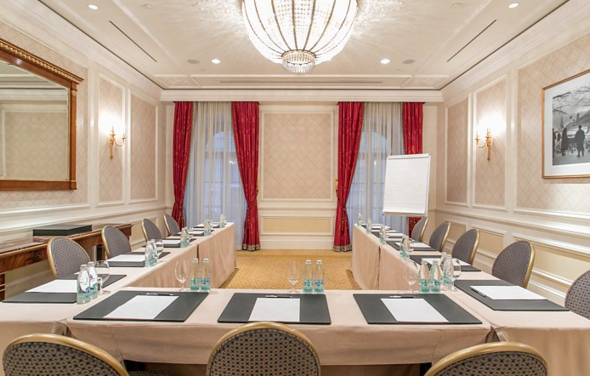  Переговорная комната для больших конференций