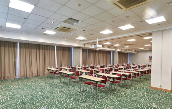 Оборудованный зал в гостиничном комплексе