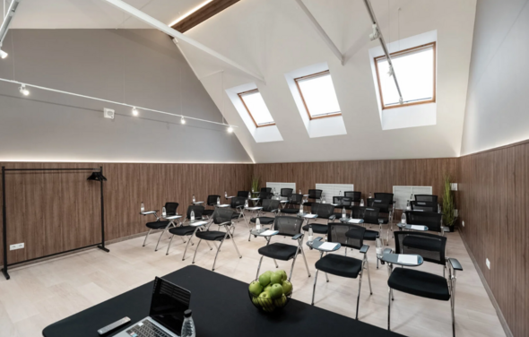 Конференц-зал на мансардном этаже в отеле