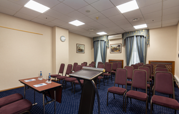 Светлый зал для деловых мероприятий в отеле