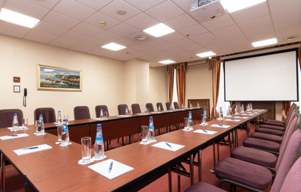 Зал для деловых и образовательных мероприятий в отеле