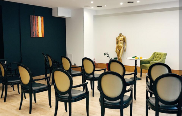 Многофункциональный зал в черно-белых тонах