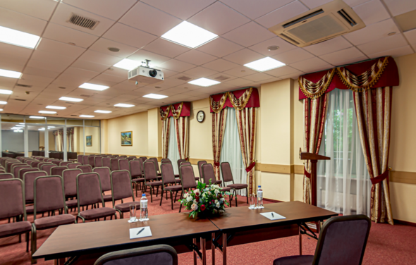 Просторный зал для деловых мероприятий