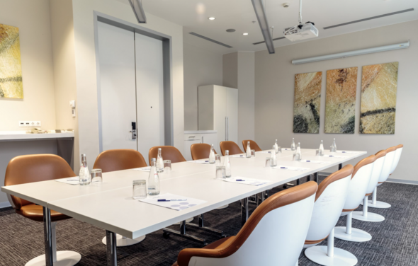 Светлый зал для переговоров