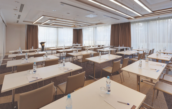 Просторный светлый зал для деловых событий