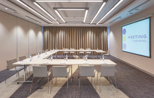 Зал для деловых событий с панорамными окнами