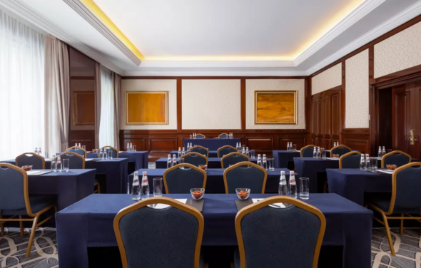 Оснащенный зал для деловых мероприятий