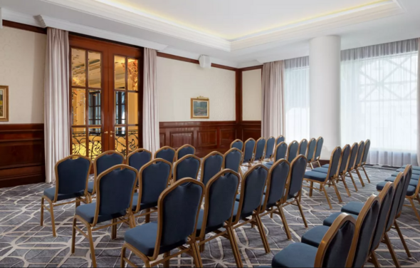 Зал для деловых мероприятий с балконом