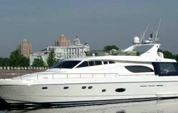 Большая белоснежная яхта для прогулок