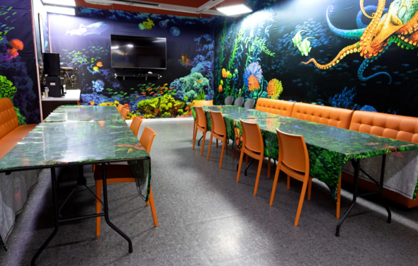 Яркий зал для мероприятий