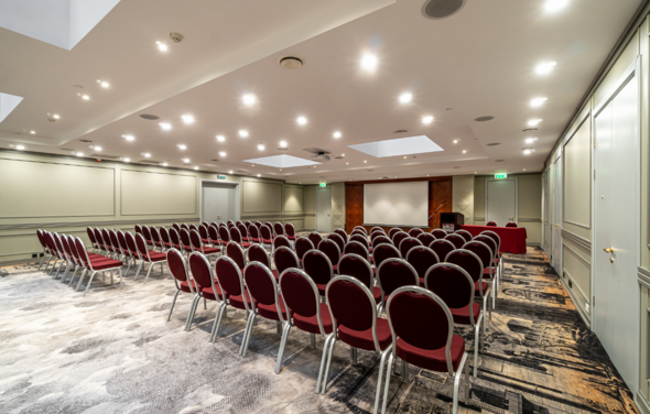 Конференц-зал с современным оборудованием