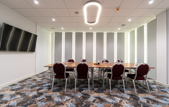 Переговорная комната с современным оборудованием