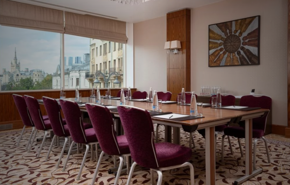 Зал с роскошным видом на Тверскую