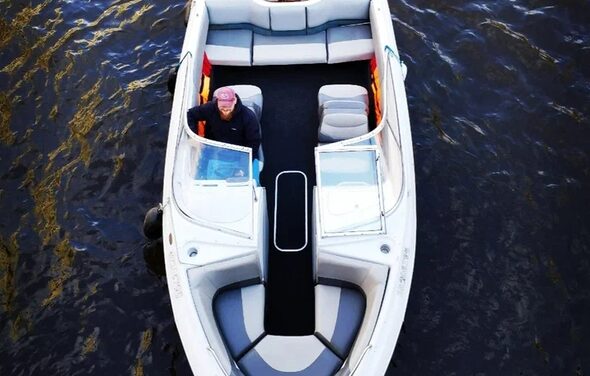 Шестиместный современный катер