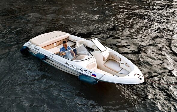 Светлый катер на 5 человек