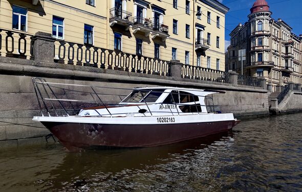 Каютный катер на 11 человек