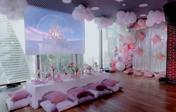 Кинолофт с панорамными окнами 